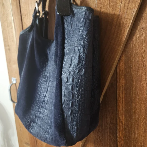 Vera Pelle Women's Navy Crocodile Leather and Suede Large Hobo Handbag - Picture 2 of 11